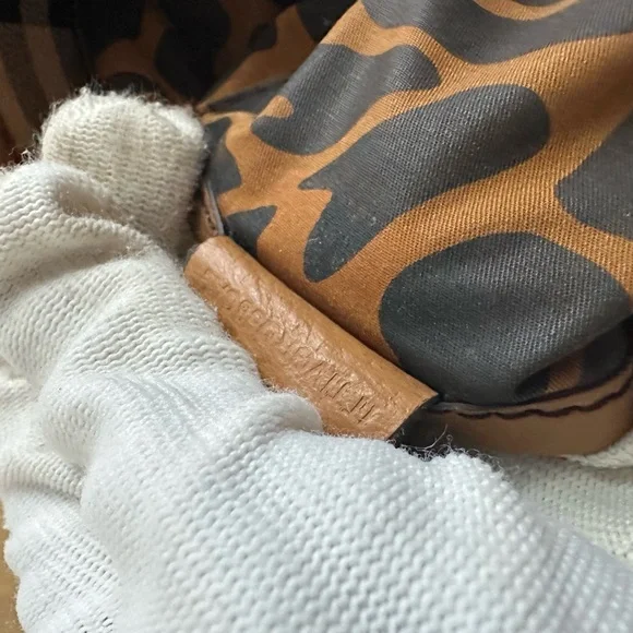 Burberry Tote Bag - Picture 11 of 16